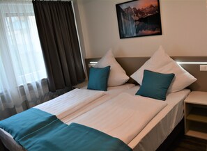 Economy Double or Twin Room | Desk, laptop workspace, soundproofing, free WiFi - Hotel BaWü (Stuttgart)