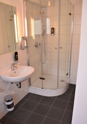 Standard Triple Room | Bathroom | Shower, hair dryer, towels, soap - Hotel BaWü (Stuttgart)