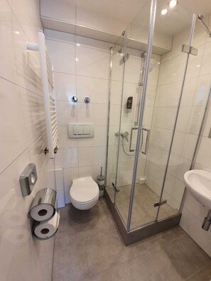 Shower, hair dryer, towels, soap - Hotel BaWü (Stuttgart)