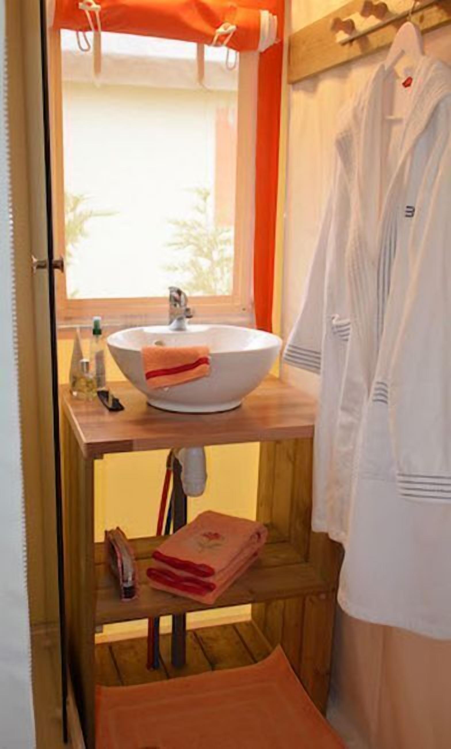 Bathroom sink