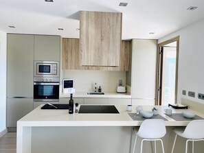 Kühlschrank, Mikrowelle, Ofen, Geschirrspüler