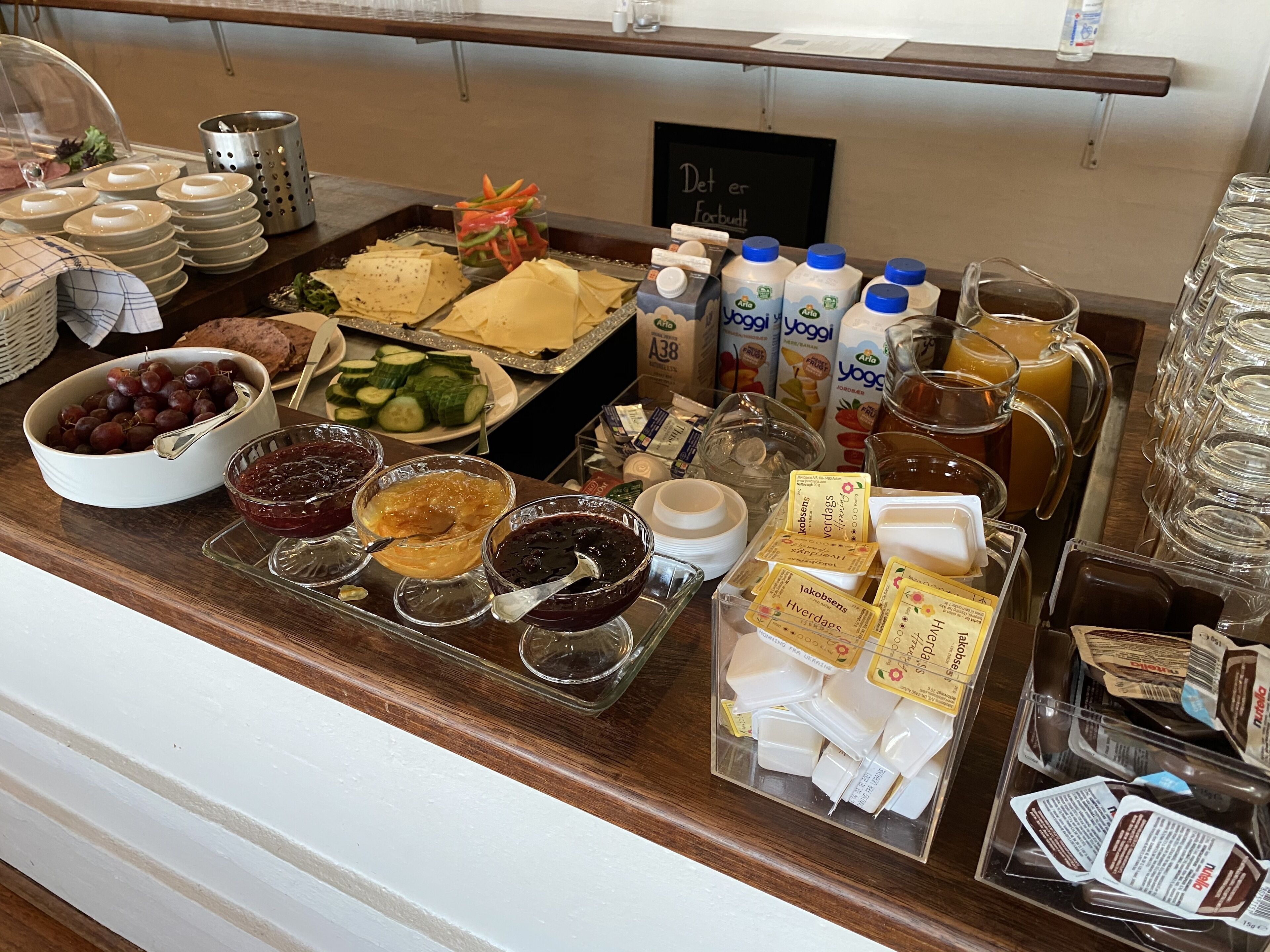 daily buffet breakfast (dkk 95 per person)