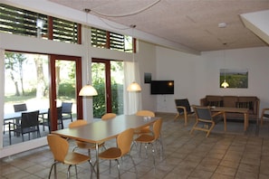 Departamento, 3 habitaciones, Terraza | Área de sala de estar | Televisión de pantalla plana de 32 pulgadas con canales por cable 