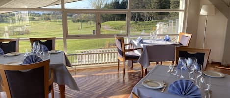 Petit-déjeuner, déjeuner et dîner servis sur place, vue sur le golf