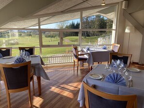 供應早餐、午餐和晚餐，高爾夫球場景觀