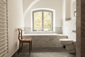 Apartment, 2 Bedrooms (1.OG, rechts) | Deep soaking bathtub - Gutshaus Üselitz (Poseritz)