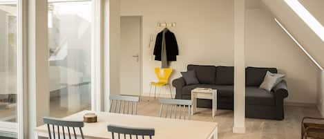 Apartment, Terrasse (DG, rechts) | Essbereich im Zimmer