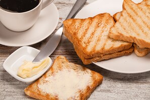 Daily buffet breakfast (BRL 10 per person)