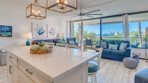 Een moderne keuken met een centraal eiland, een eetgedeelte met uitzicht, en een woonkamer met balkon.