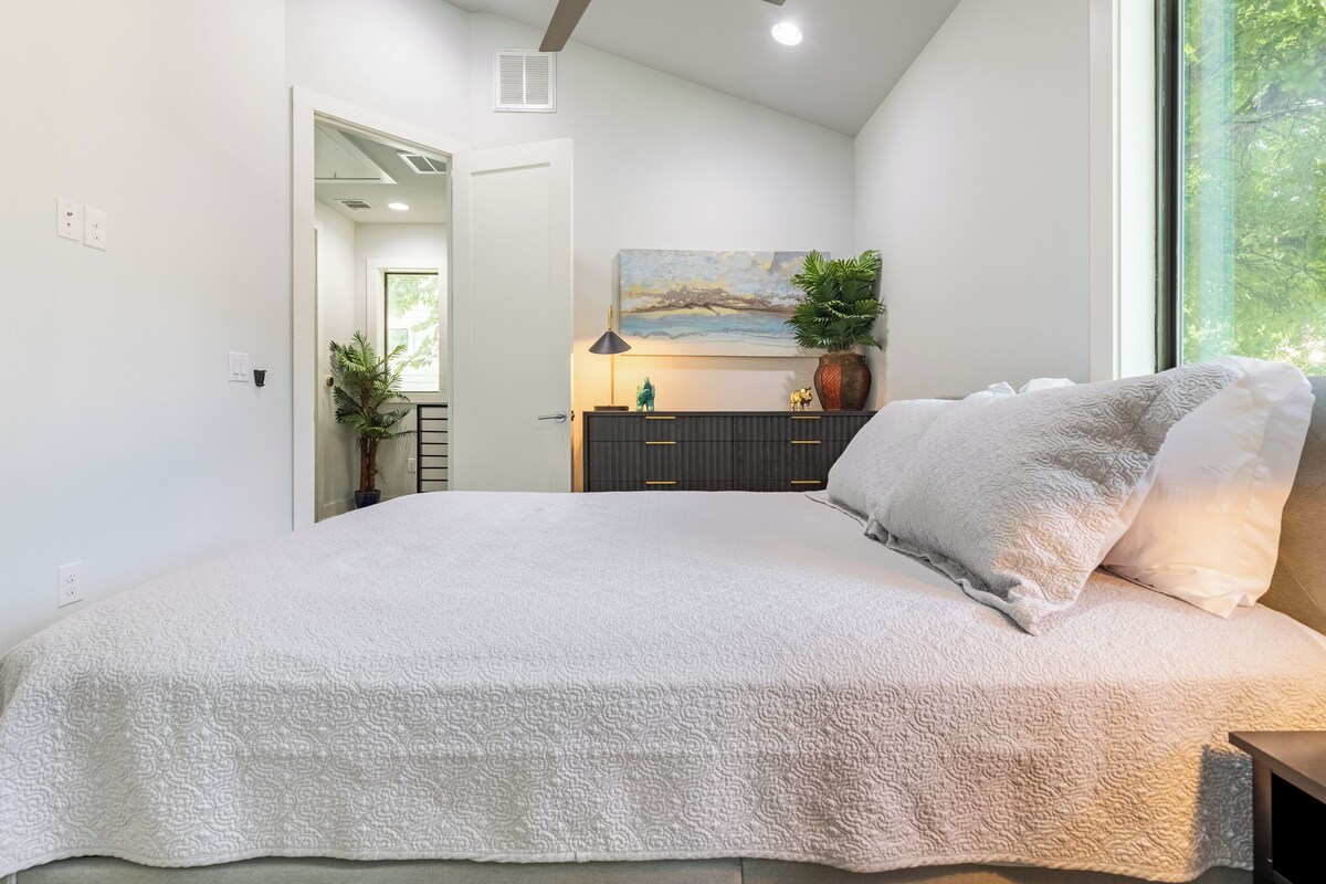 Photo 49 of Downtown 6 Bedroom Retreat!!
Golf Putting Green, Walking to Lake & Rainey