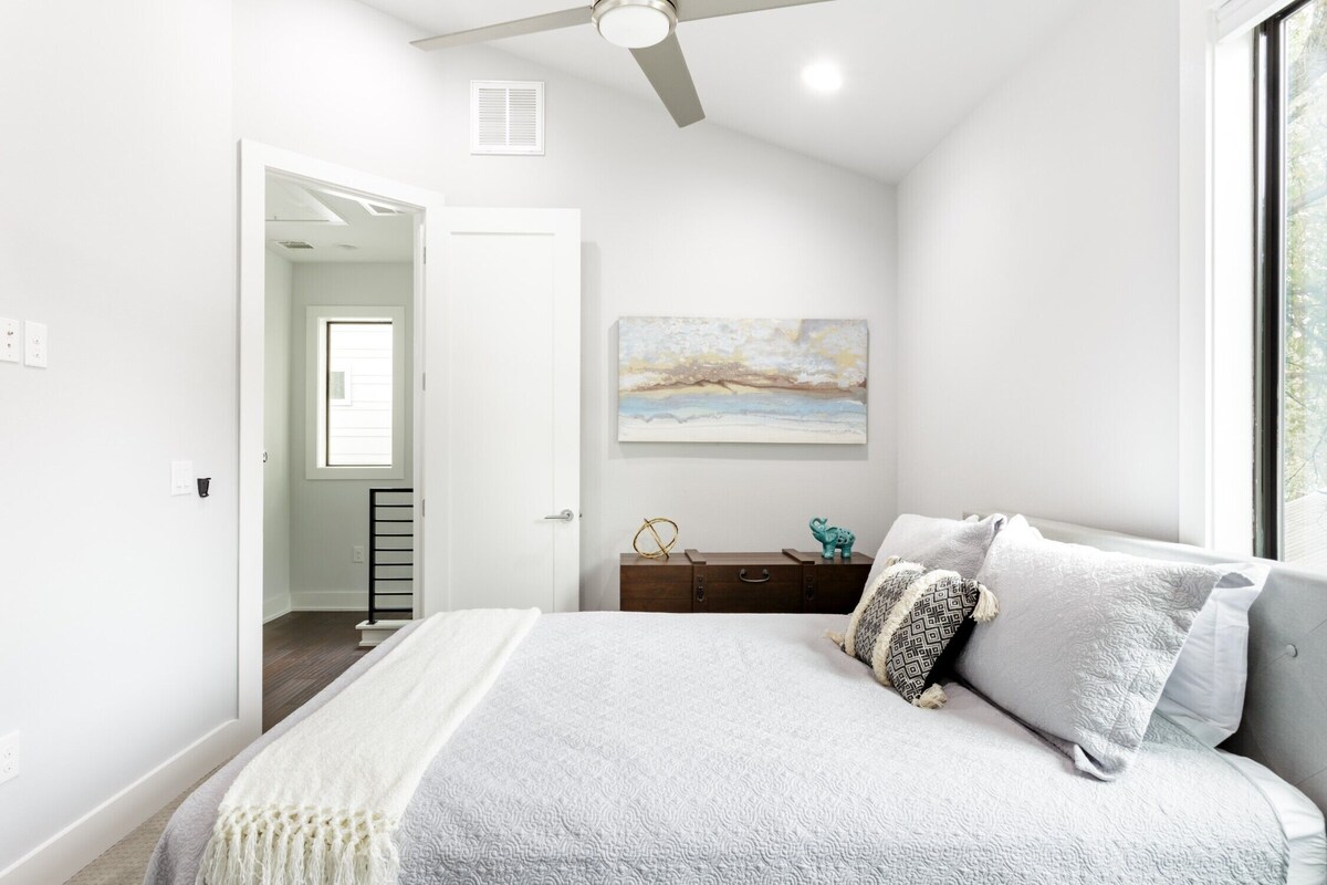 Photo 24 of Downtown 6 Bedroom Retreat!!
Golf Putting Green, Walking to Lake & Rainey