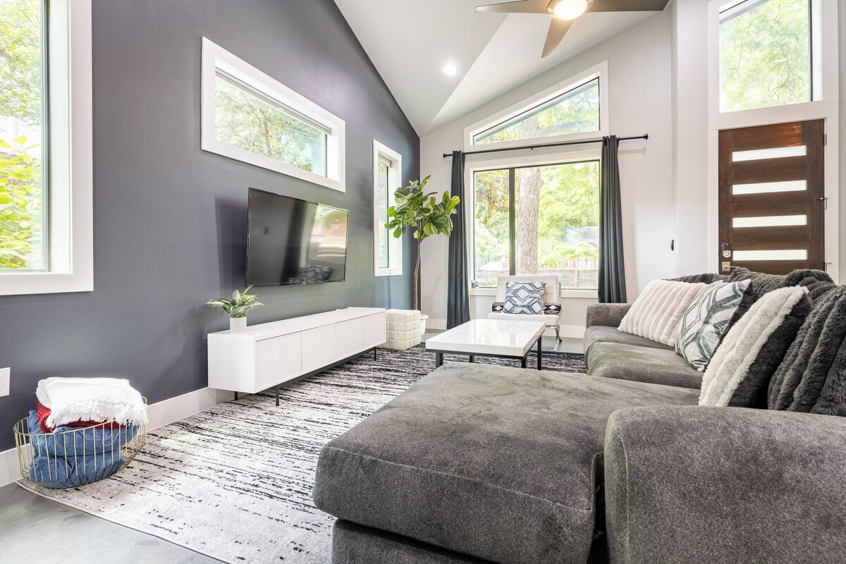 Photo 10 of Downtown 6 Bedroom Retreat!!
Golf Putting Green, Walking to Lake & Rainey