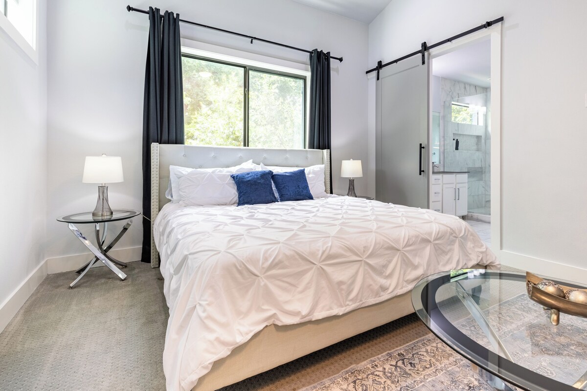 Photo 35 of Downtown 6 Bedroom Retreat!!
Golf Putting Green, Walking to Lake & Rainey