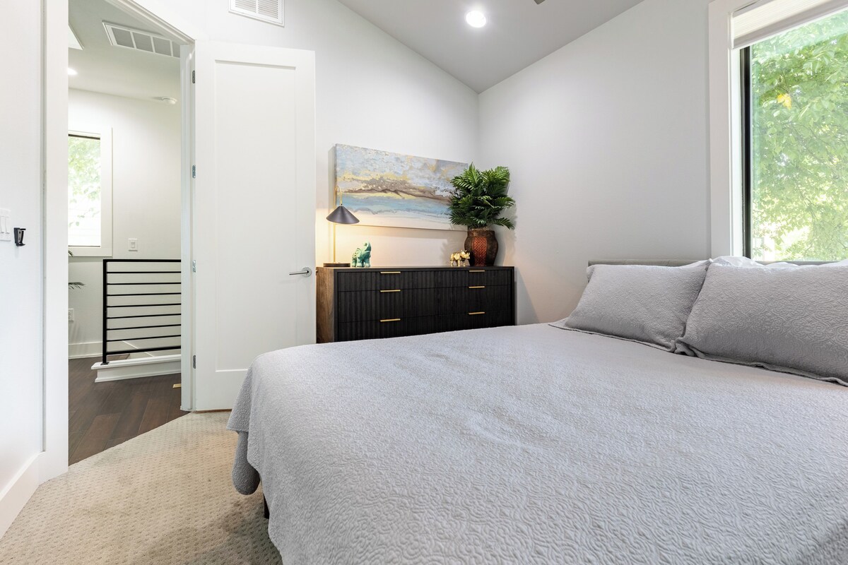 Photo 48 of Downtown 6 Bedroom Retreat!!
Golf Putting Green, Walking to Lake & Rainey