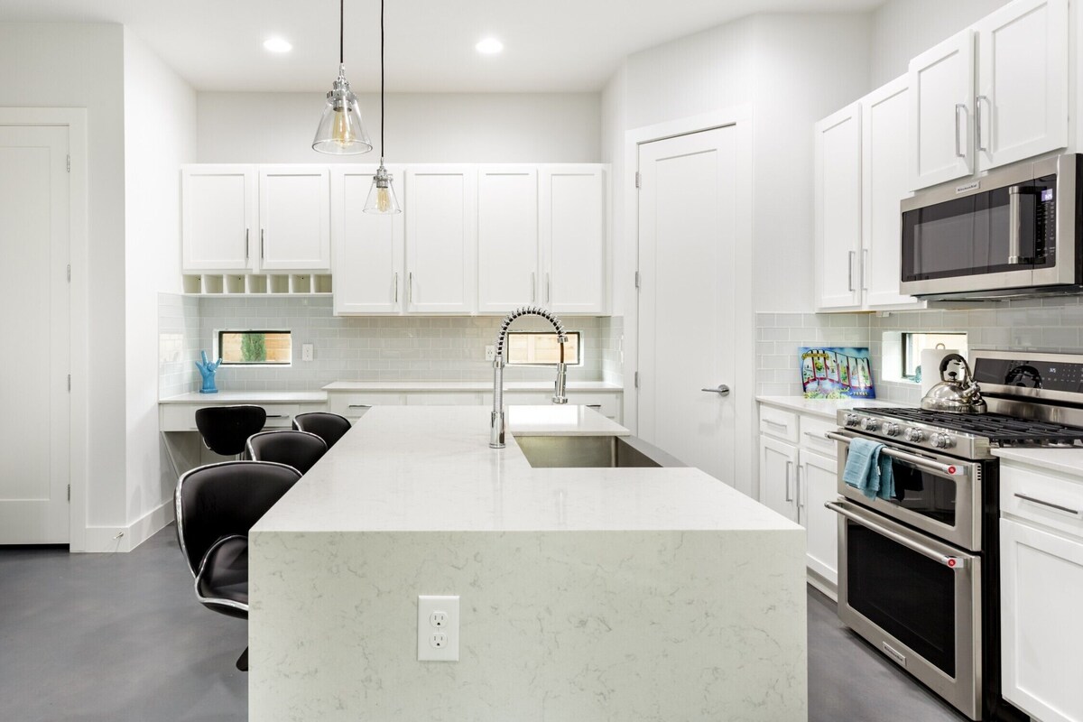Photo 11 of Downtown 6 Bedroom Retreat!!
Golf Putting Green, Walking to Lake & Rainey