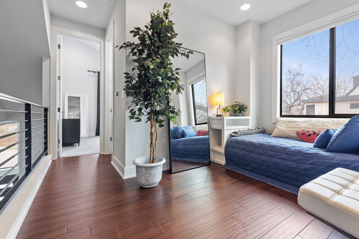Photo 52 of Downtown 6 Bedroom Retreat!!
Golf Putting Green, Walking to Lake & Rainey