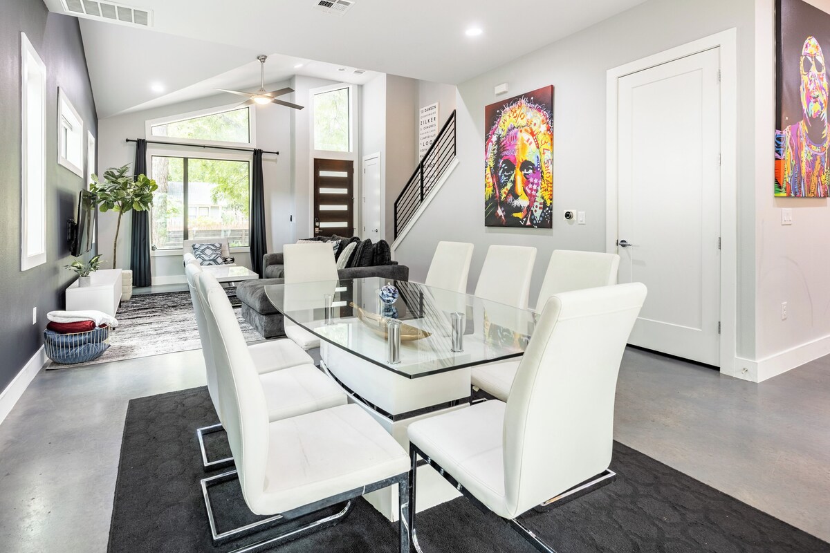 Photo 4 of Downtown 6 Bedroom Retreat!!
Golf Putting Green, Walking to Lake & Rainey