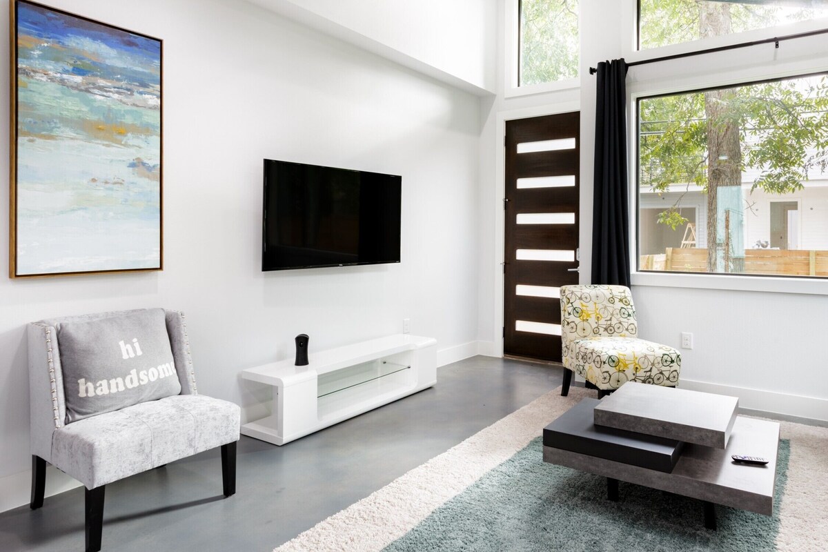 Photo 19 of Downtown 6 Bedroom Retreat!!
Golf Putting Green, Walking to Lake & Rainey