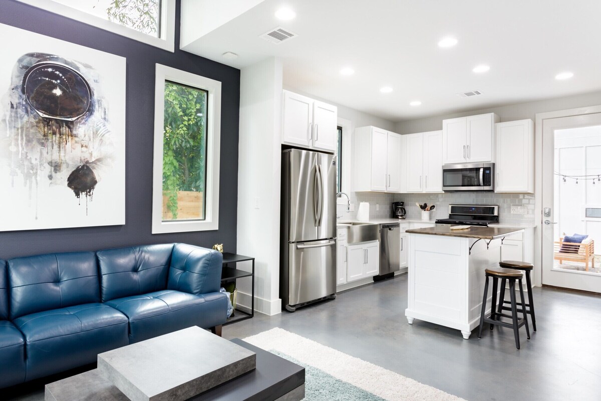 Photo 18 of Downtown 6 Bedroom Retreat!!
Golf Putting Green, Walking to Lake & Rainey