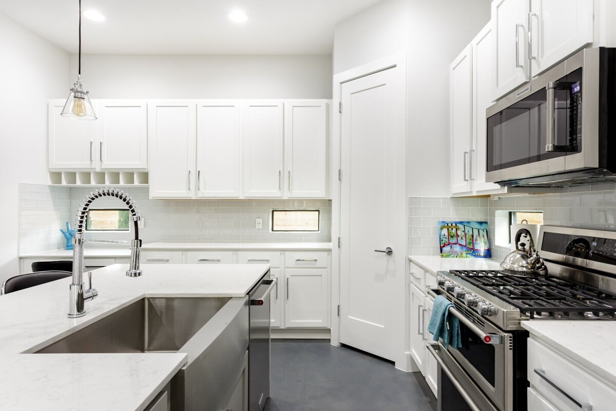Photo 12 of Downtown 6 Bedroom Retreat!!
Golf Putting Green, Walking to Lake & Rainey