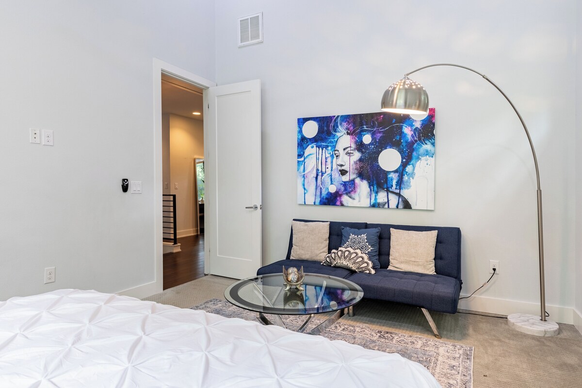 Photo 34 of Downtown 6 Bedroom Retreat!!
Golf Putting Green, Walking to Lake & Rainey