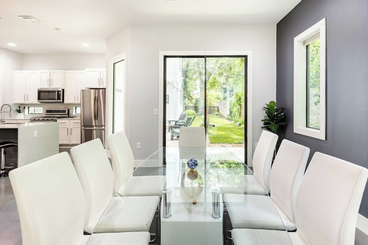 Photo 40 of Downtown 6 Bedroom Retreat!!
Golf Putting Green, Walking to Lake & Rainey