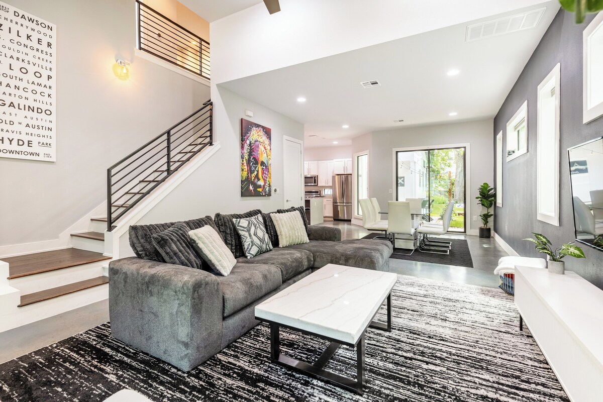 Downtown 6 Bedroom Retreat!!
Golf Putting Green, Walking to Lake & Rainey