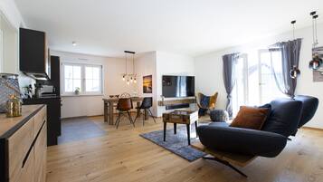 Fernseher, Bücher, Stereoanlage