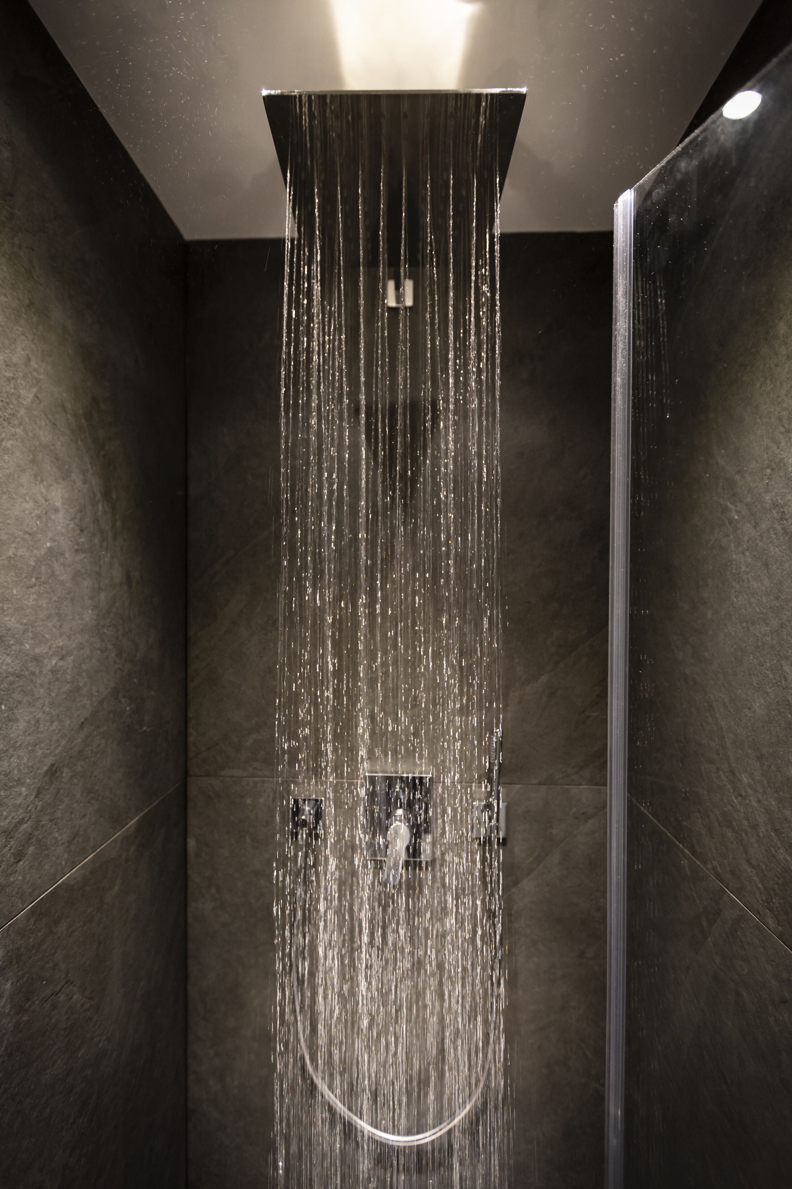Douche, sèche-cheveux, serviettes fournies, savon