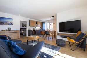 TV, books, stereo - The new lifestyle suite on Lake Chiemsee: With a mountain view, 2 "en-suite" baths, sauna! (Übersee)