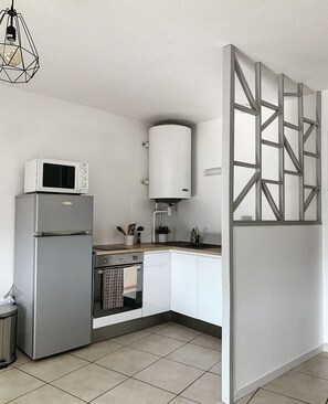 Kylskåp, mikrovågsugn, ugn och spishäll