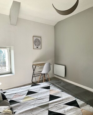 2 bedrooms, desk, iron/ironing board, free WiFi