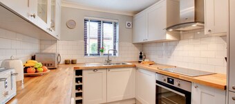 Lion Cottage - Three Bedroom House, Sleeps 5