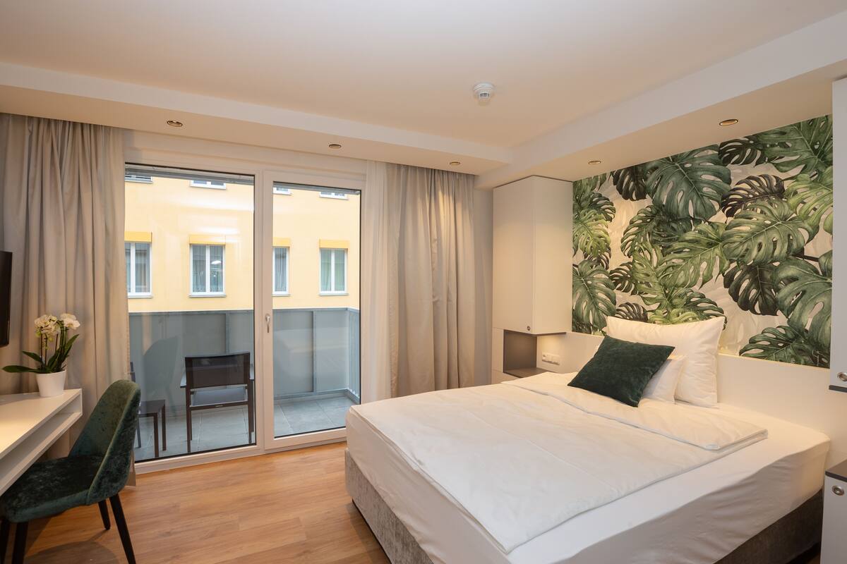 Comfort appartement, 1 slaapkamer | 1 slaapkamer, een kluis op de kamer, een bureau, een laptopwerkplek