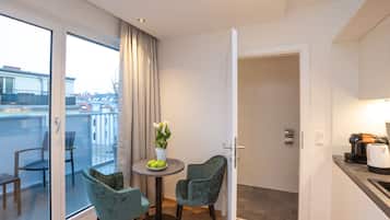 Deluxe-Apartment, 1 Schlafzimmer | Wohnbereich | 80-cm-Flachbildfernseher mit Satellitenempfang, Fernseher