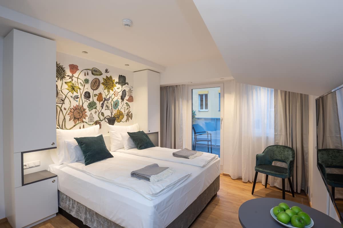 Premium appartement, 1 slaapkamer | 1 slaapkamer, een kluis op de kamer, een bureau, een laptopwerkplek