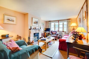 TV, fireplace