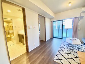 ファミリー アパートメント 2 ベッドルーム 禁煙 (302) | リビング エリア