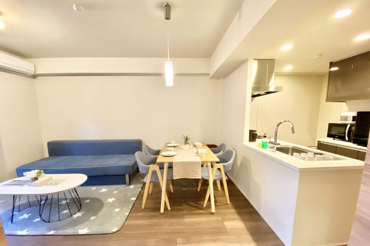 Family Apartment, 2 Bedrooms, Non Smoking (402) | Living area