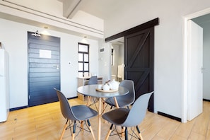 Apartamento família | Opções para refeição no quarto