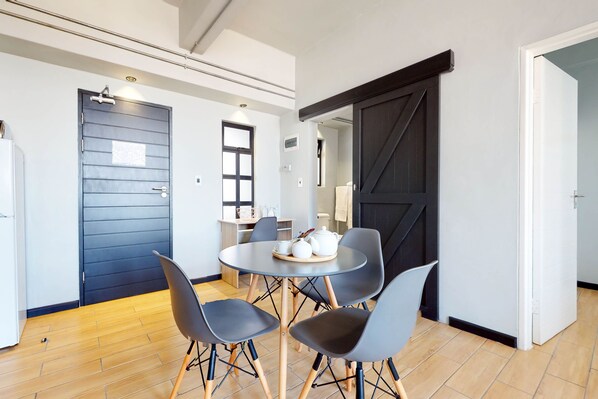 Appartement Familial | Restauration dans la chambre