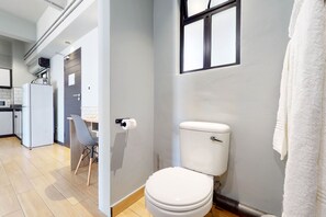 Familienapartment | Badezimmer | Dusche, kostenlose Toilettenartikel, Haartrockner, Handtücher