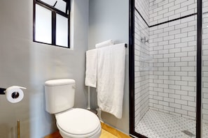 Apartamento família | Banheiro | Chuveiro, produtos de toalete grátis, secador de cabelo 