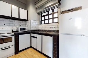 Apartamento família | Cozinha privada | Geladeira grande, micro-ondas, fogão, cooktop