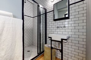 Familienapartment | Badezimmer | Dusche, kostenlose Toilettenartikel, Haartrockner, Handtücher