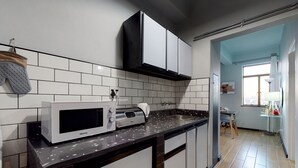 Family Apartment | Private kitchen | Full-sized fridge, microwave, oven, stovetop - Heriot Apartment 1015 (Cape Town)