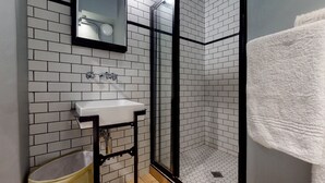 Family Apartment | Bathroom | Shower, free toiletries, hair dryer, towels - Heriot Apartment 1015 (Cape Town)