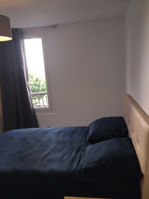 1 slaapkamer, een strijkplank/strijkijzer, wifi, beddengoed