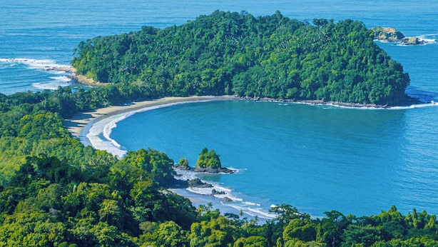 Une île tropicale dotée d’un littoral sinueux, d’une végétation luxuriante et d’eaux d’un bleu cristallin.