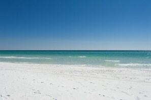 Playa en los alrededores y camastros